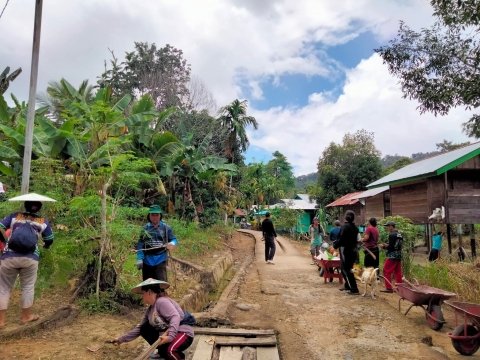 gotong royong membersihkan lingkungan 